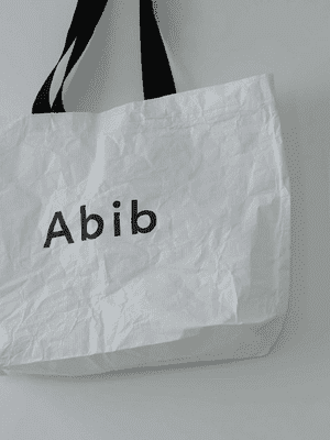 Pengecer Abib menawarkan tas yang dapat digunakan kembali